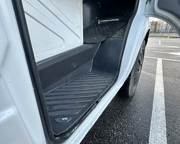 Белый Мерседес Sprinter, объемом двигателя 2.15 л и пробегом 400 тыс. км за 8000 $, фото 43 на Automoto.ua