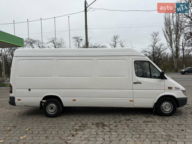 Белый Мерседес Sprinter, объемом двигателя 2.2 л и пробегом 321 тыс. км за 9999 $, фото 3 на Automoto.ua
