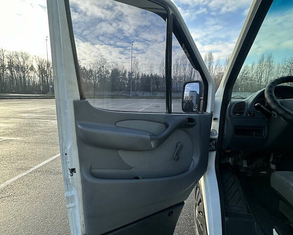 Белый Мерседес Sprinter, объемом двигателя 2.15 л и пробегом 400 тыс. км за 8000 $, фото 25 на Automoto.ua