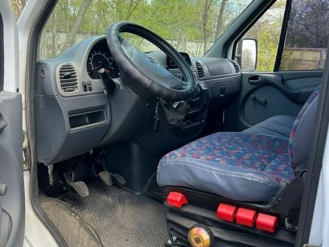 Белый Мерседес Sprinter, объемом двигателя 2.15 л и пробегом 389 тыс. км за 10800 $, фото 5 на Automoto.ua