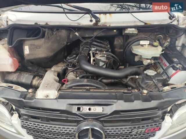 Белый Мерседес Sprinter, объемом двигателя 2.15 л и пробегом 400 тыс. км за 6300 $, фото 5 на Automoto.ua