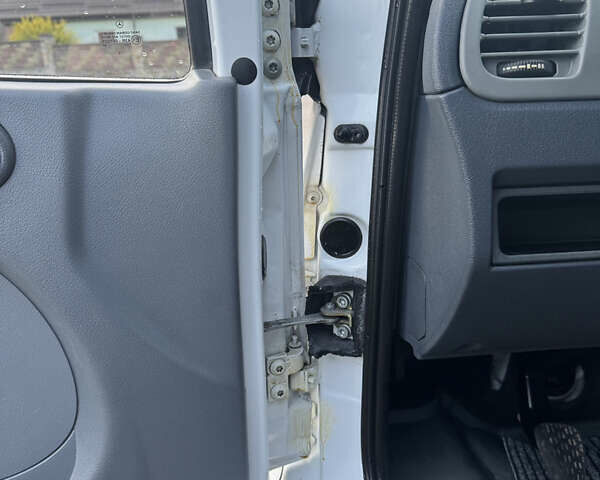 Белый Мерседес Sprinter, объемом двигателя 2.2 л и пробегом 351 тыс. км за 10600 $, фото 15 на Automoto.ua