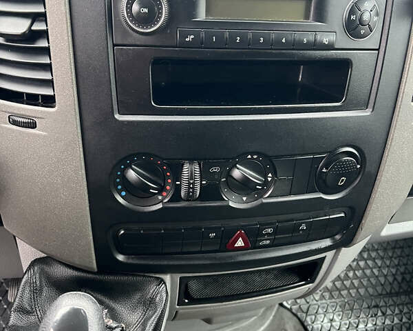 Белый Мерседес Sprinter, объемом двигателя 2.15 л и пробегом 226 тыс. км за 15355 $, фото 9 на Automoto.ua