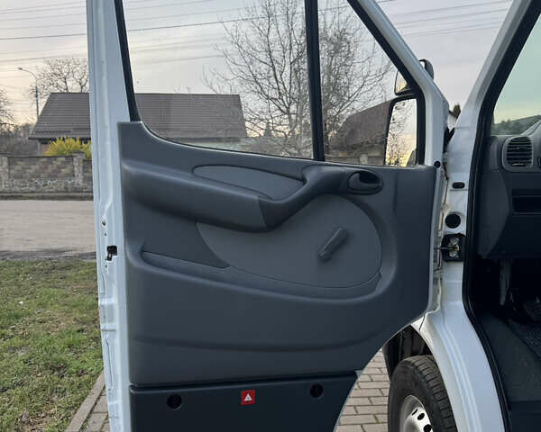 Белый Мерседес Sprinter, объемом двигателя 2.2 л и пробегом 351 тыс. км за 10600 $, фото 14 на Automoto.ua