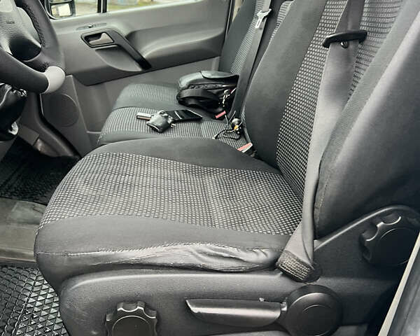 Белый Мерседес Sprinter, объемом двигателя 2.15 л и пробегом 226 тыс. км за 15355 $, фото 12 на Automoto.ua