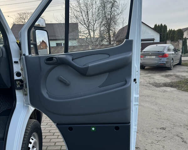 Белый Мерседес Sprinter, объемом двигателя 2.2 л и пробегом 351 тыс. км за 10600 $, фото 32 на Automoto.ua