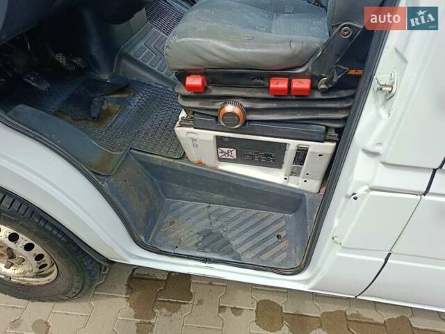 Белый Мерседес Sprinter, объемом двигателя 2.7 л и пробегом 623 тыс. км за 10700 $, фото 3 на Automoto.ua