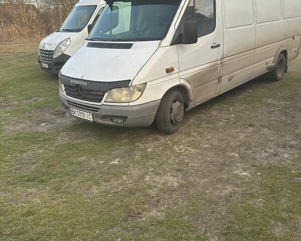 Белый Мерседес Sprinter, объемом двигателя 2.15 л и пробегом 500 тыс. км за 10500 $, фото 2 на Automoto.ua