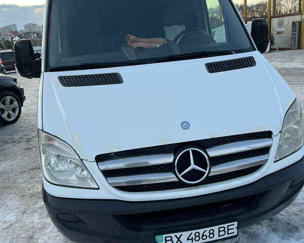 Белый Мерседес Sprinter, объемом двигателя 2.2 л и пробегом 560 тыс. км за 7999 $, фото 2 на Automoto.ua