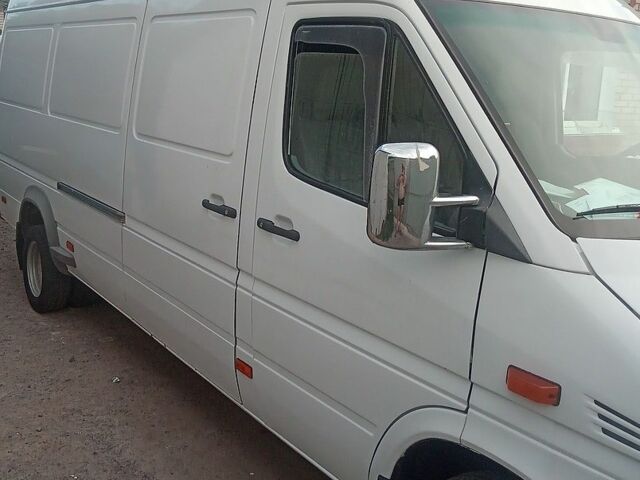 Белый Мерседес Sprinter, объемом двигателя 2.69 л и пробегом 190 тыс. км за 15600 $, фото 4 на Automoto.ua