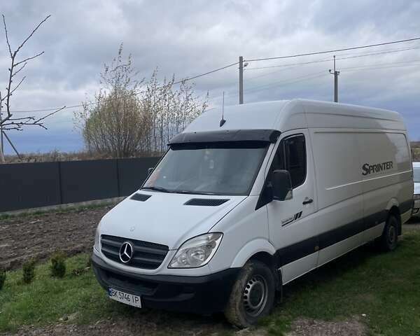 Белый Мерседес Sprinter, объемом двигателя 2.14 л и пробегом 470 тыс. км за 11800 $, фото 1 на Automoto.ua