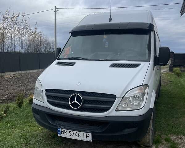 Белый Мерседес Sprinter, объемом двигателя 2.14 л и пробегом 470 тыс. км за 11800 $, фото 4 на Automoto.ua