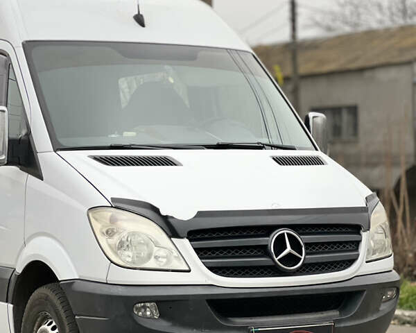 Белый Мерседес Sprinter, объемом двигателя 2.2 л и пробегом 215 тыс. км за 13700 $, фото 2 на Automoto.ua
