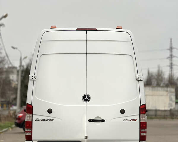 Белый Мерседес Sprinter, объемом двигателя 2.2 л и пробегом 215 тыс. км за 13700 $, фото 5 на Automoto.ua