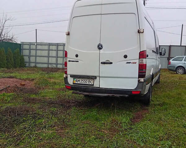 Белый Мерседес Sprinter, объемом двигателя 2.99 л и пробегом 650 тыс. км за 13500 $, фото 3 на Automoto.ua