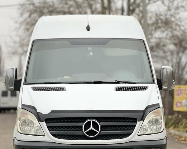 Белый Мерседес Sprinter, объемом двигателя 2.2 л и пробегом 215 тыс. км за 13700 $, фото 1 на Automoto.ua