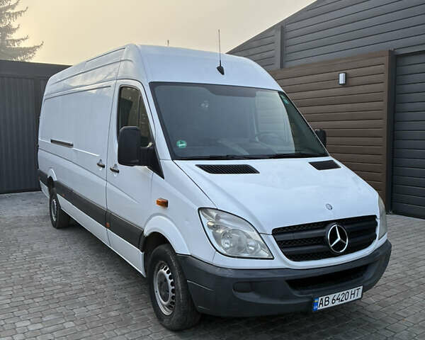 Белый Мерседес Sprinter, объемом двигателя 2.14 л и пробегом 427 тыс. км за 11500 $, фото 3 на Automoto.ua