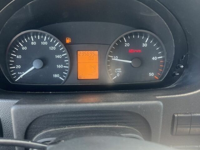 Белый Мерседес Sprinter, объемом двигателя 2.2 л и пробегом 240 тыс. км за 13300 $, фото 6 на Automoto.ua