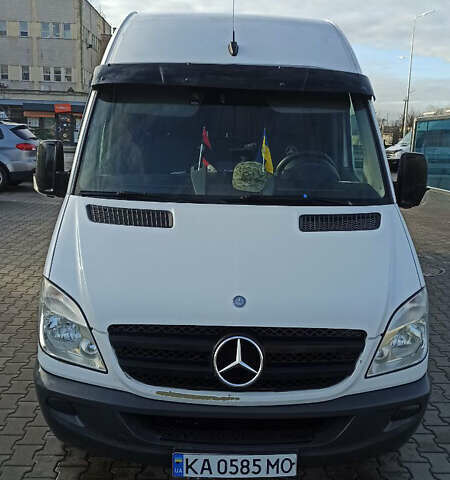 Белый Мерседес Sprinter, объемом двигателя 2.1 л и пробегом 401 тыс. км за 16000 $, фото 2 на Automoto.ua