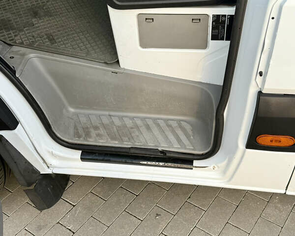 Белый Мерседес Sprinter, объемом двигателя 2.2 л и пробегом 400 тыс. км за 12300 $, фото 22 на Automoto.ua