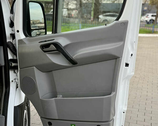 Белый Мерседес Sprinter, объемом двигателя 2.2 л и пробегом 400 тыс. км за 12300 $, фото 17 на Automoto.ua