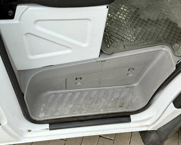 Белый Мерседес Sprinter, объемом двигателя 2.2 л и пробегом 400 тыс. км за 12300 $, фото 18 на Automoto.ua