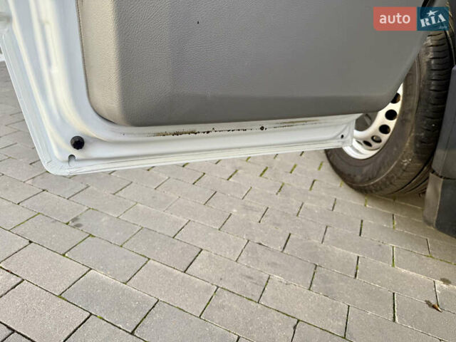 Белый Мерседес Sprinter, объемом двигателя 2.2 л и пробегом 400 тыс. км за 12300 $, фото 24 на Automoto.ua