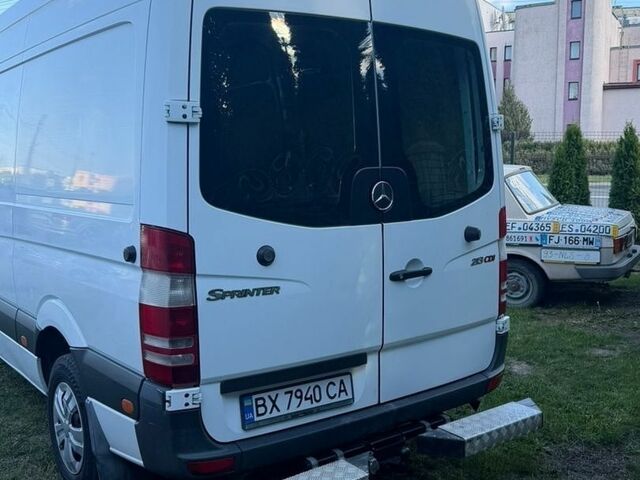 Белый Мерседес Sprinter, объемом двигателя 2.14 л и пробегом 300 тыс. км за 11800 $, фото 3 на Automoto.ua
