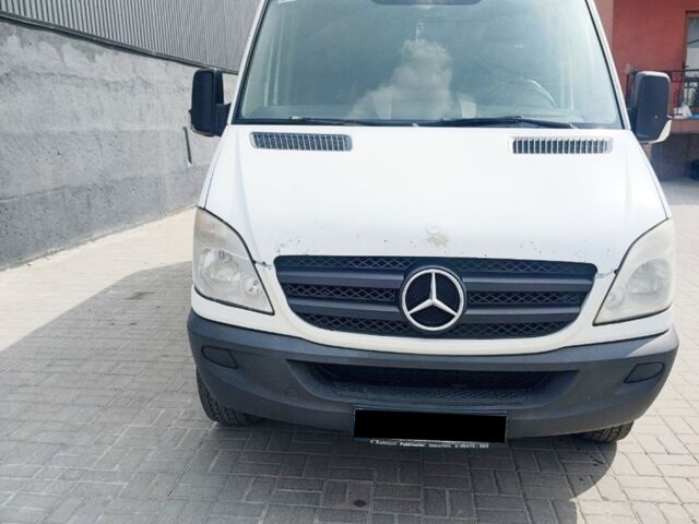 Белый Мерседес Sprinter, объемом двигателя 3 л и пробегом 356 тыс. км за 15900 $, фото 1 на Automoto.ua