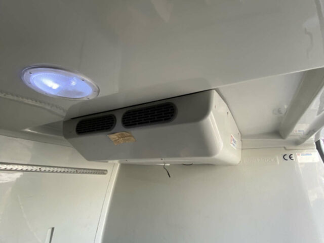 Белый Мерседес Sprinter, объемом двигателя 2.99 л и пробегом 450 тыс. км за 16700 $, фото 11 на Automoto.ua