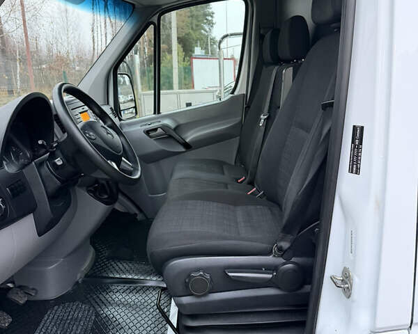 Белый Мерседес Sprinter, объемом двигателя 0 л и пробегом 294 тыс. км за 15800 $, фото 9 на Automoto.ua