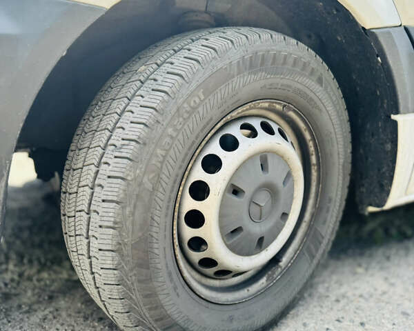 Белый Мерседес Sprinter, объемом двигателя 2.69 л и пробегом 393 тыс. км за 16000 $, фото 9 на Automoto.ua