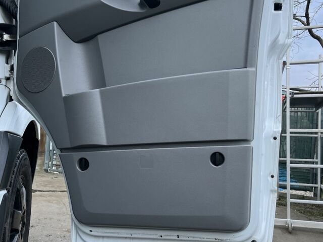 Белый Мерседес Sprinter, объемом двигателя 3 л и пробегом 498 тыс. км за 37131 $, фото 11 на Automoto.ua