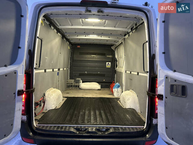 Белый Мерседес Sprinter, объемом двигателя 3 л и пробегом 324 тыс. км за 28000 $, фото 3 на Automoto.ua