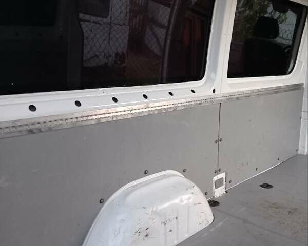 Белый Мерседес Sprinter, объемом двигателя 2.2 л и пробегом 290 тыс. км за 13200 $, фото 22 на Automoto.ua