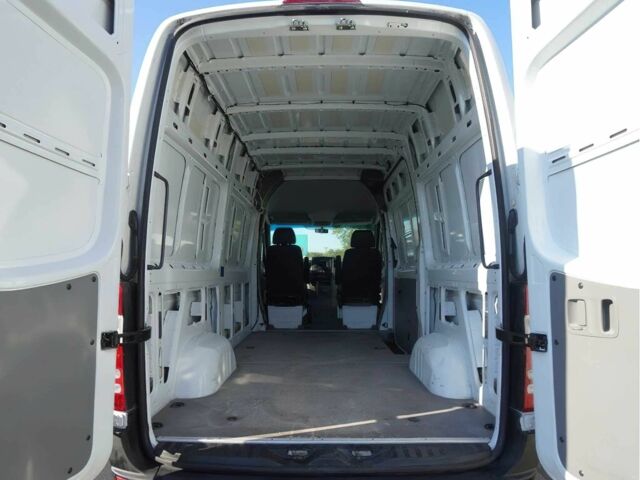 Белый Мерседес Sprinter, объемом двигателя 2.1 л и пробегом 75 тыс. км за 11000 $, фото 6 на Automoto.ua
