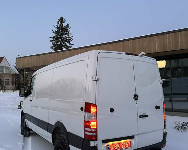 Белый Мерседес Sprinter, объемом двигателя 3 л и пробегом 324 тыс. км за 28000 $, фото 2 на Automoto.ua
