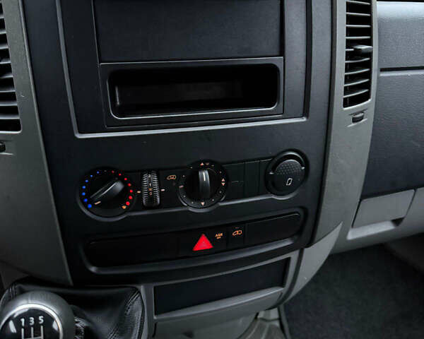 Белый Мерседес Sprinter, объемом двигателя 2.2 л и пробегом 112 тыс. км за 25545 $, фото 12 на Automoto.ua