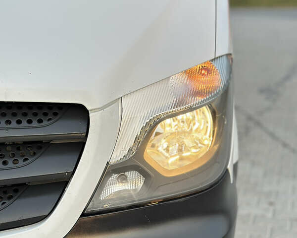 Белый Мерседес Sprinter, объемом двигателя 0 л и пробегом 218 тыс. км за 28837 $, фото 9 на Automoto.ua