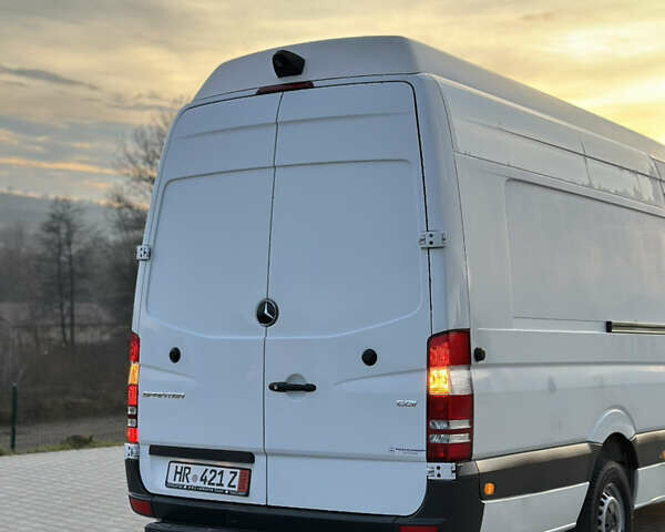 Белый Мерседес Sprinter, объемом двигателя 0 л и пробегом 218 тыс. км за 28837 $, фото 5 на Automoto.ua