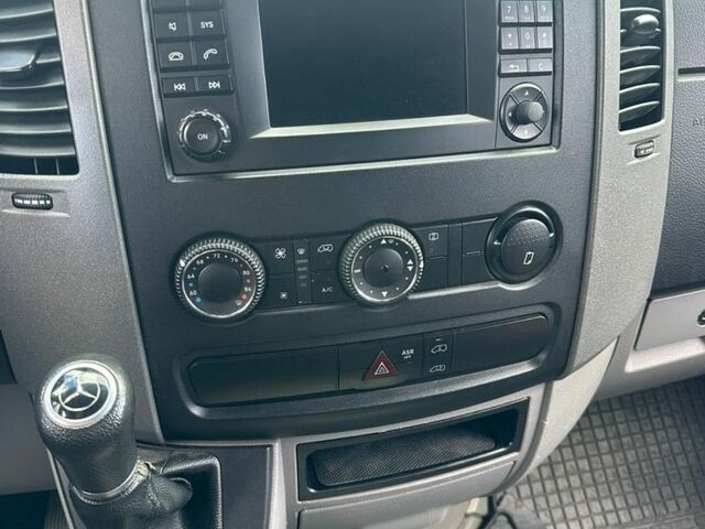 Белый Мерседес Sprinter, объемом двигателя 2.1 л и пробегом 312 тыс. км за 14600 $, фото 5 на Automoto.ua