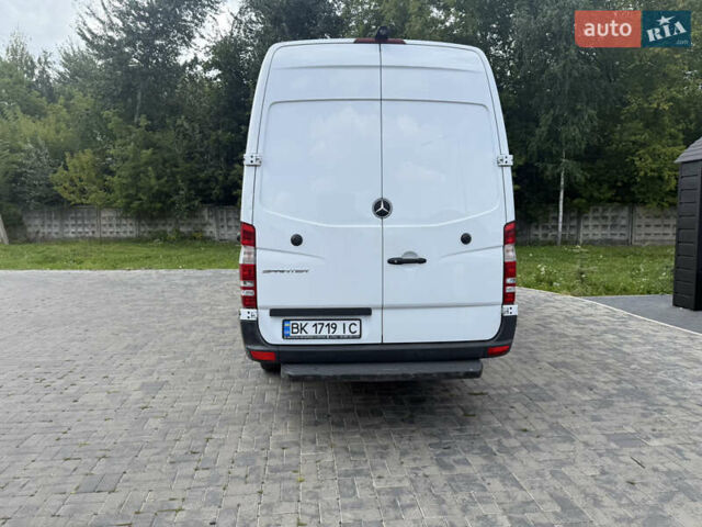 Белый Мерседес Sprinter, объемом двигателя 2.2 л и пробегом 325 тыс. км за 19000 $, фото 3 на Automoto.ua