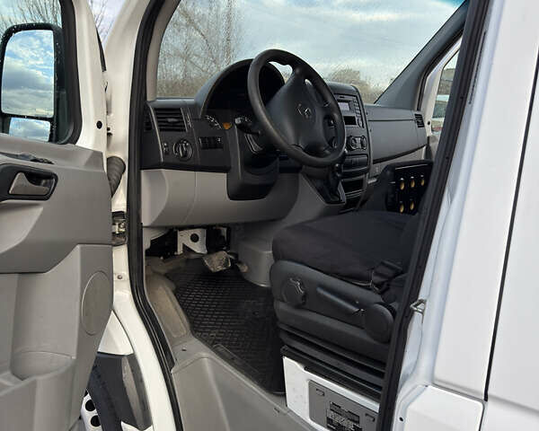 Белый Мерседес Sprinter, объемом двигателя 2.14 л и пробегом 386 тыс. км за 24000 $, фото 13 на Automoto.ua