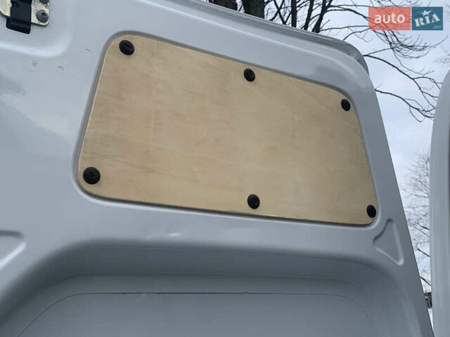 Белый Мерседес Sprinter, объемом двигателя 3 л и пробегом 306 тыс. км за 29990 $, фото 22 на Automoto.ua