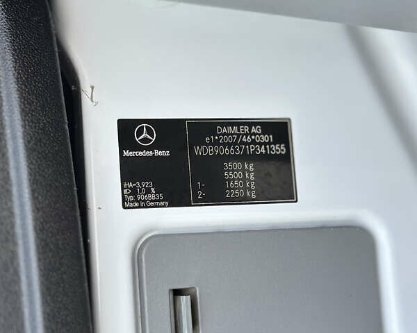Белый Мерседес Sprinter, объемом двигателя 0 л и пробегом 218 тыс. км за 28837 $, фото 19 на Automoto.ua