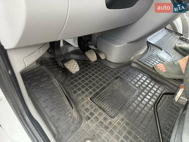 Белый Мерседес Sprinter, объемом двигателя 2.2 л и пробегом 325 тыс. км за 19000 $, фото 12 на Automoto.ua