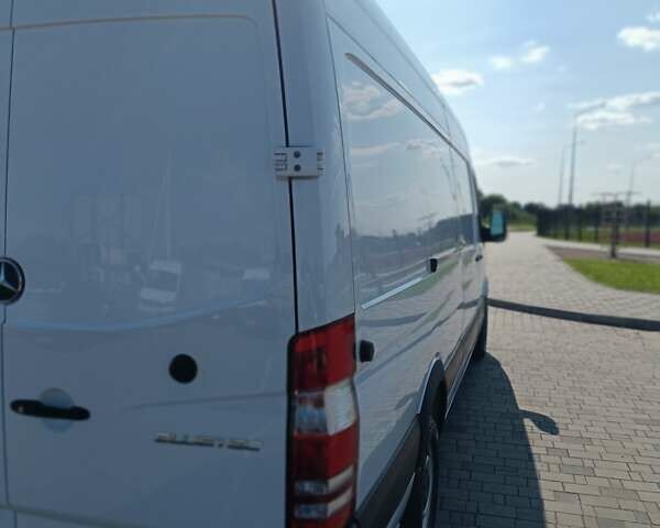 Белый Мерседес Sprinter, объемом двигателя 3 л и пробегом 280 тыс. км за 24999 $, фото 1 на Automoto.ua