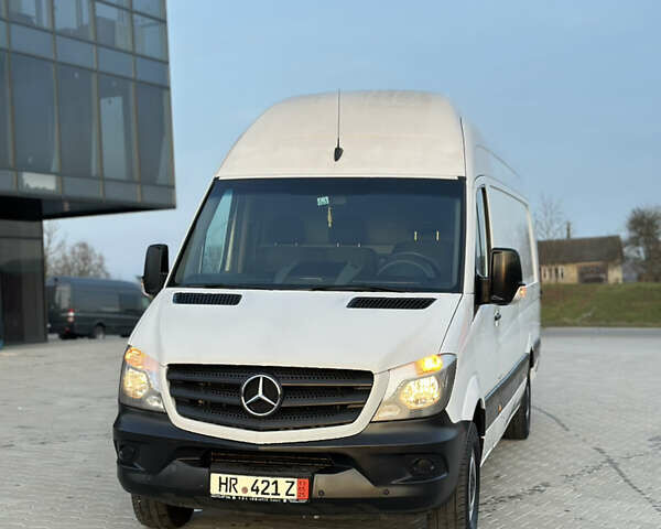 Белый Мерседес Sprinter, объемом двигателя 0 л и пробегом 218 тыс. км за 28837 $, фото 1 на Automoto.ua