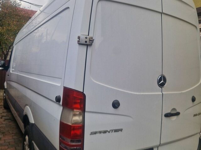 Белый Мерседес Sprinter, объемом двигателя 2.1 л и пробегом 300 тыс. км за 20500 $, фото 3 на Automoto.ua