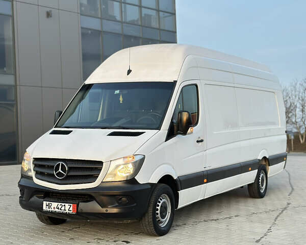 Белый Мерседес Sprinter, объемом двигателя 0 л и пробегом 218 тыс. км за 28837 $, фото 2 на Automoto.ua
